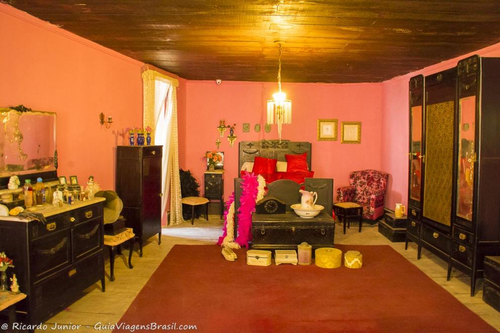 Imagem do quarto do bataclan onde conta história de Maria Machadão.